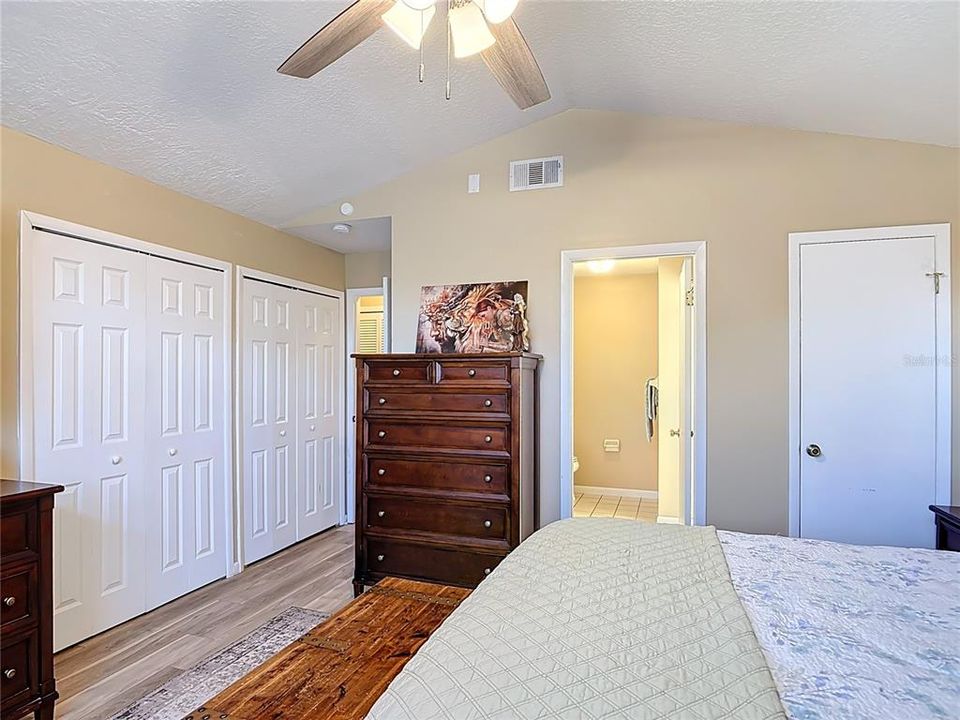 Activo con contrato: $320,000 (3 camas, 2 baños, 1332 Pies cuadrados)