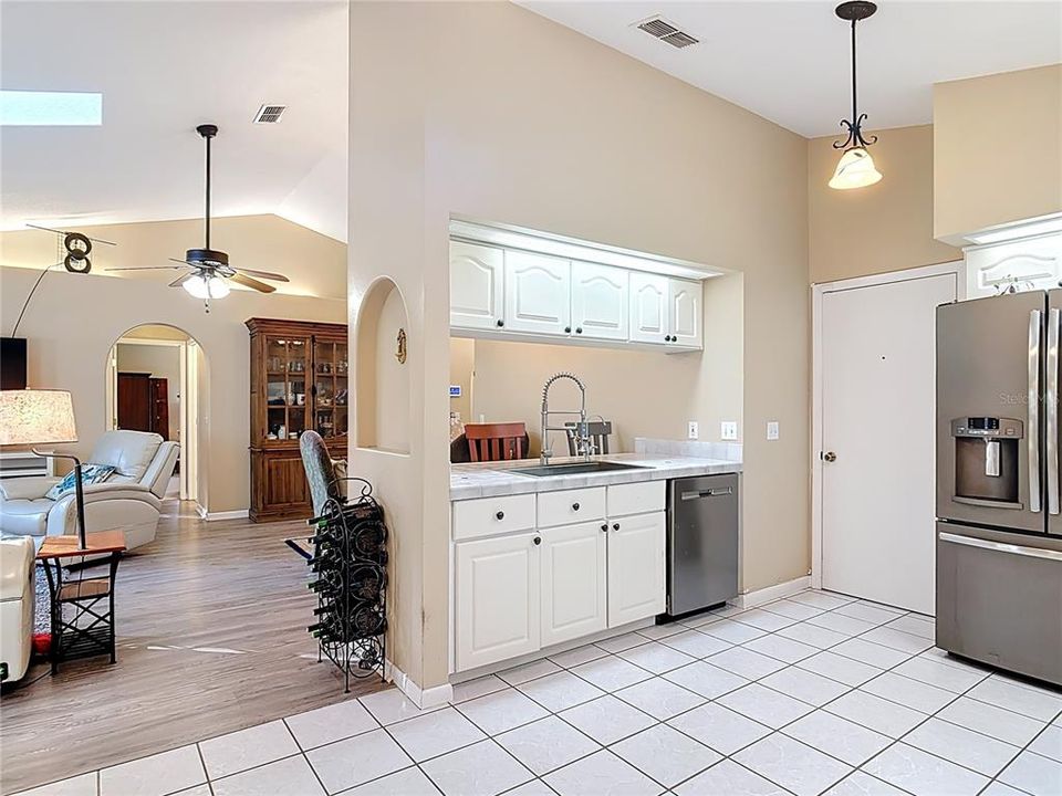 Activo con contrato: $320,000 (3 camas, 2 baños, 1332 Pies cuadrados)