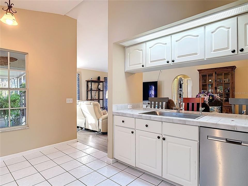 Activo con contrato: $320,000 (3 camas, 2 baños, 1332 Pies cuadrados)