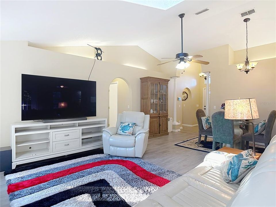 Activo con contrato: $320,000 (3 camas, 2 baños, 1332 Pies cuadrados)