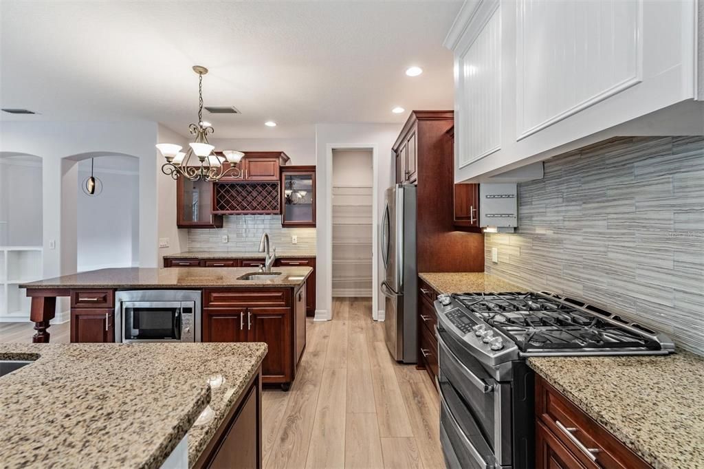 待售: $1,015,000 (5 贝兹, 3 浴室, 3694 平方英尺)