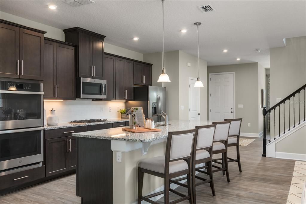 Activo con contrato: $352,665 (3 camas, 2 baños, 2147 Pies cuadrados)