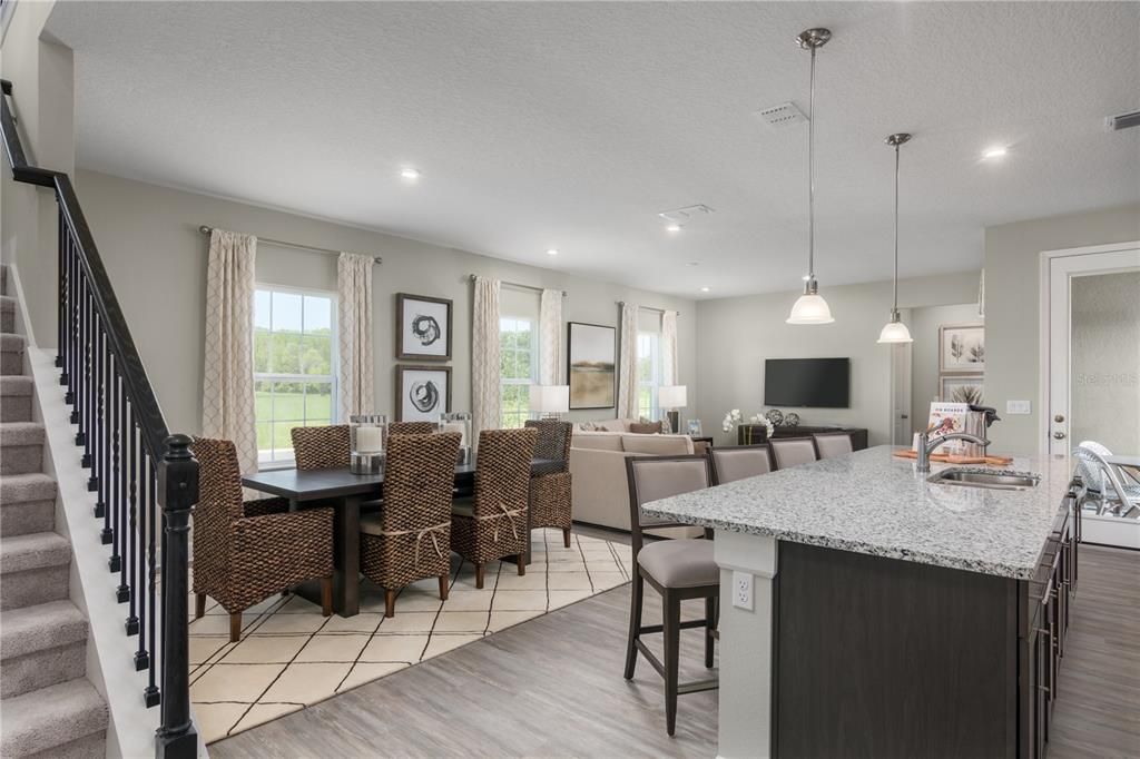 Activo con contrato: $352,665 (3 camas, 2 baños, 2147 Pies cuadrados)