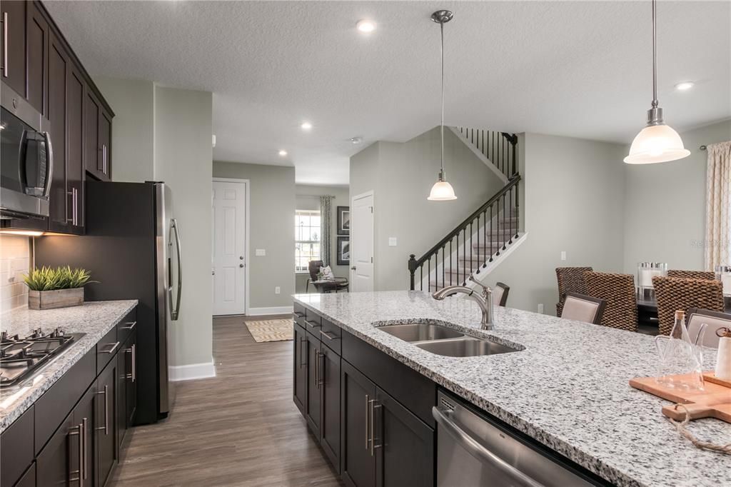 Activo con contrato: $352,665 (3 camas, 2 baños, 2147 Pies cuadrados)