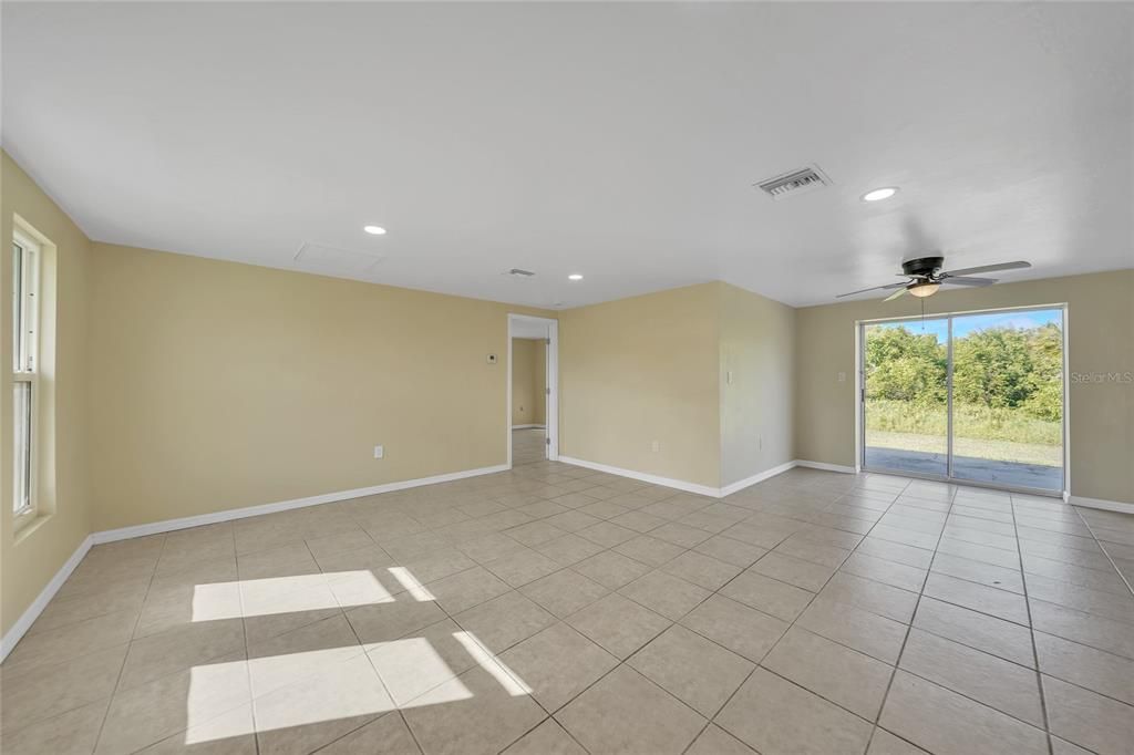 Под контрактом: $221,900 (2 спален, 2 ванн, 1200 Квадратных фут)