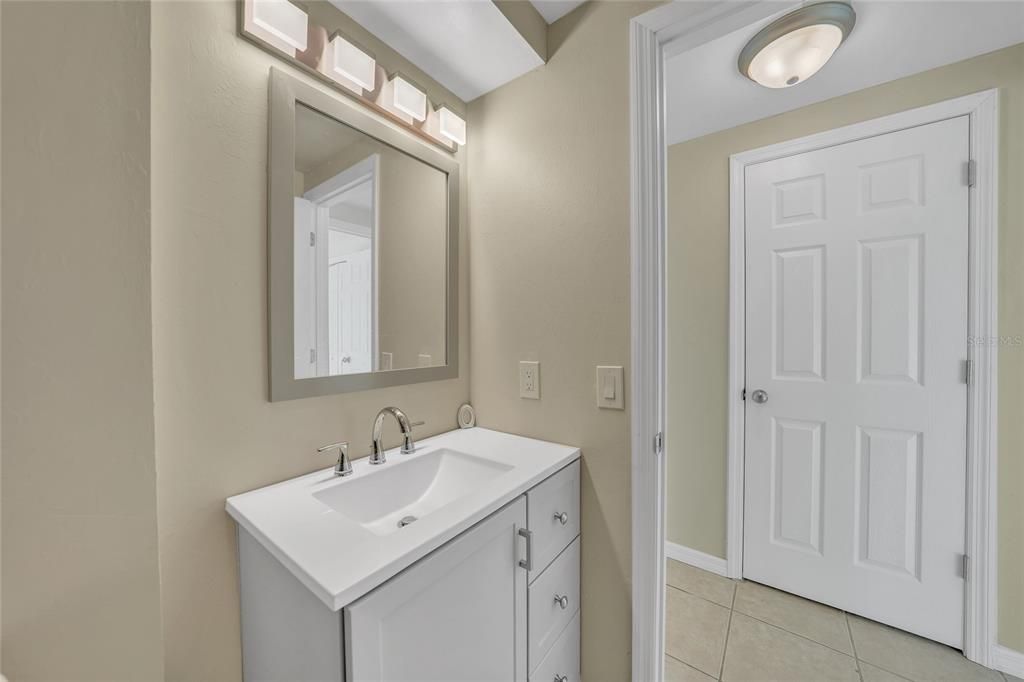 Под контрактом: $221,900 (2 спален, 2 ванн, 1200 Квадратных фут)