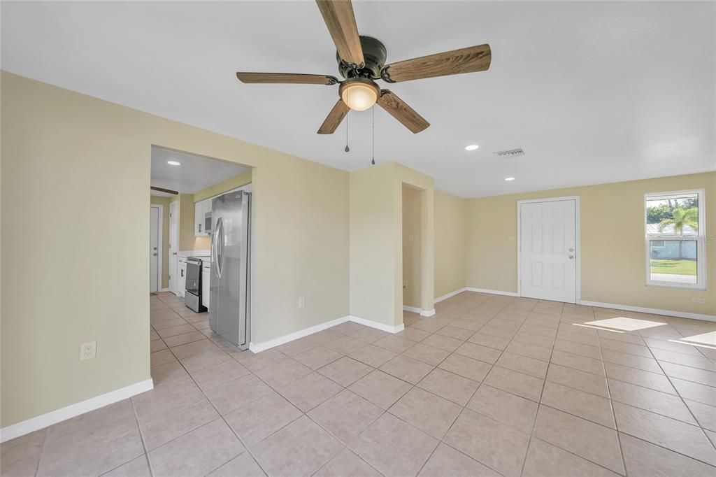 Под контрактом: $221,900 (2 спален, 2 ванн, 1200 Квадратных фут)