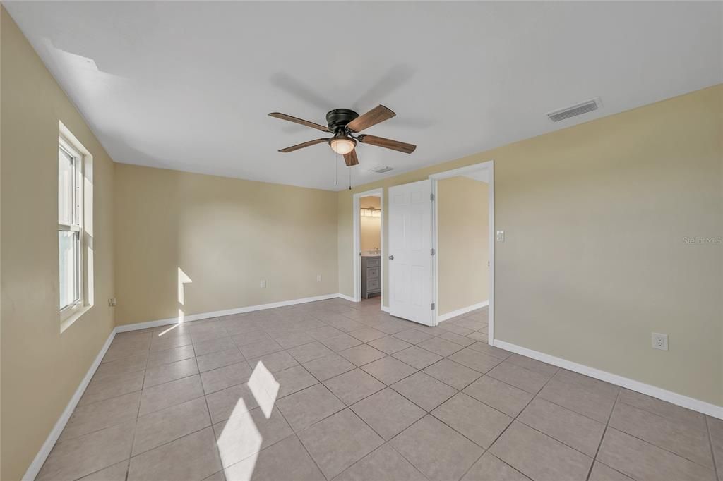 Под контрактом: $221,900 (2 спален, 2 ванн, 1200 Квадратных фут)