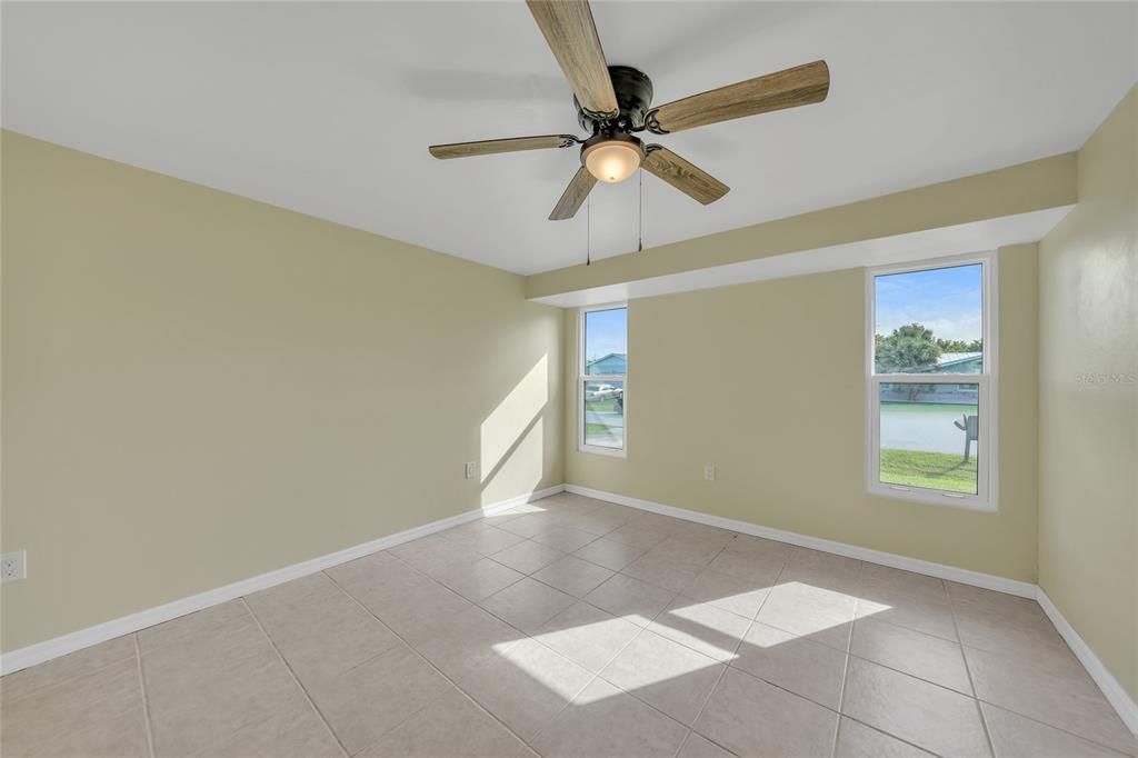 Под контрактом: $221,900 (2 спален, 2 ванн, 1200 Квадратных фут)