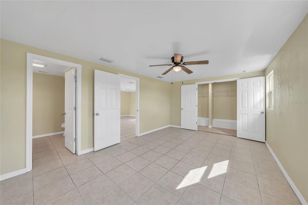 Под контрактом: $221,900 (2 спален, 2 ванн, 1200 Квадратных фут)