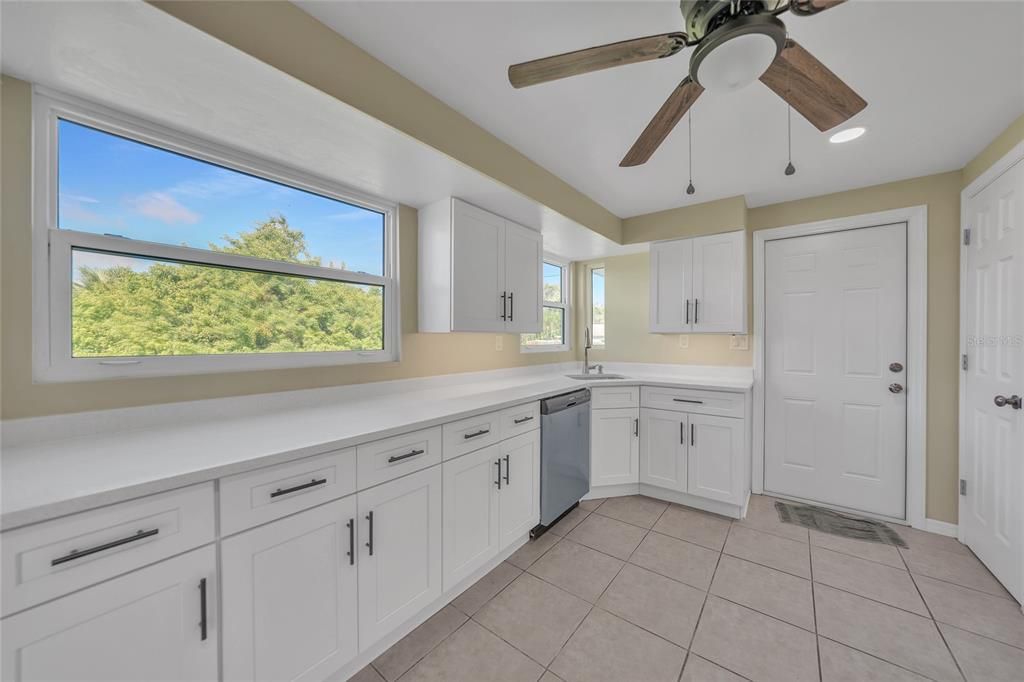 Под контрактом: $221,900 (2 спален, 2 ванн, 1200 Квадратных фут)