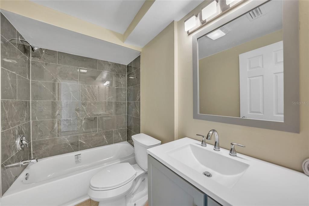 Под контрактом: $221,900 (2 спален, 2 ванн, 1200 Квадратных фут)