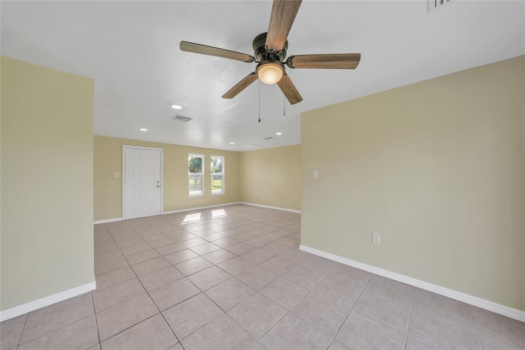 Под контрактом: $221,900 (2 спален, 2 ванн, 1200 Квадратных фут)