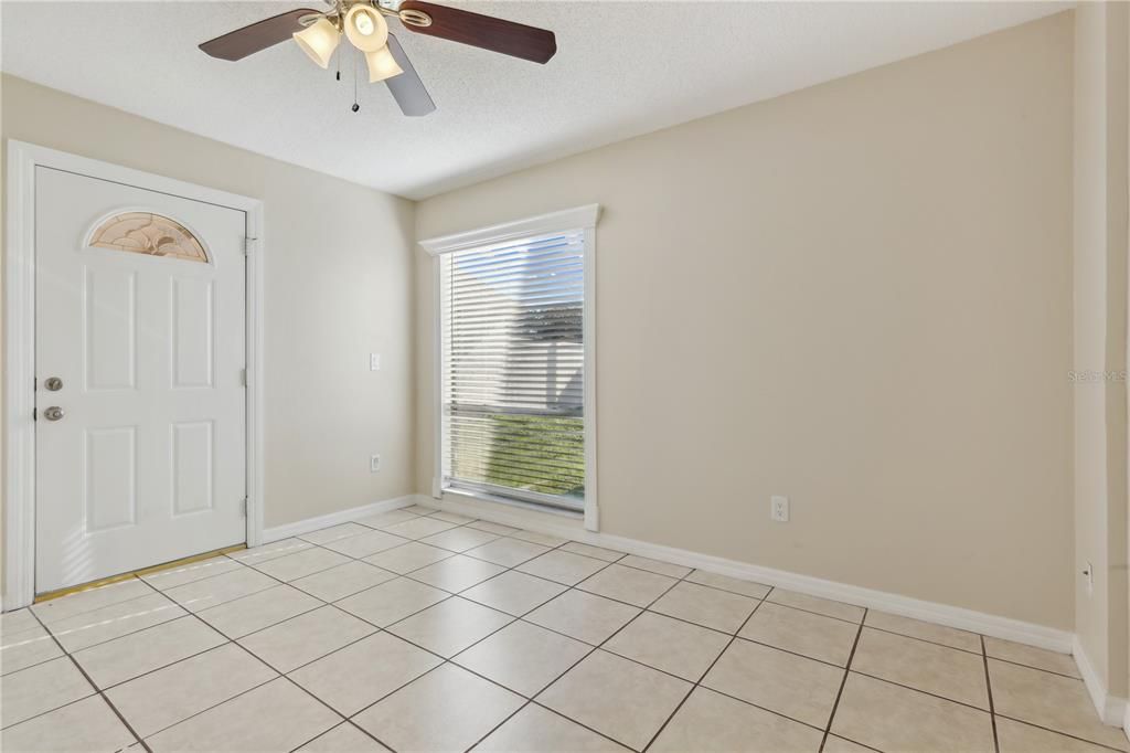 合同活跃: $374,900 (3 贝兹, 2 浴室, 1787 平方英尺)