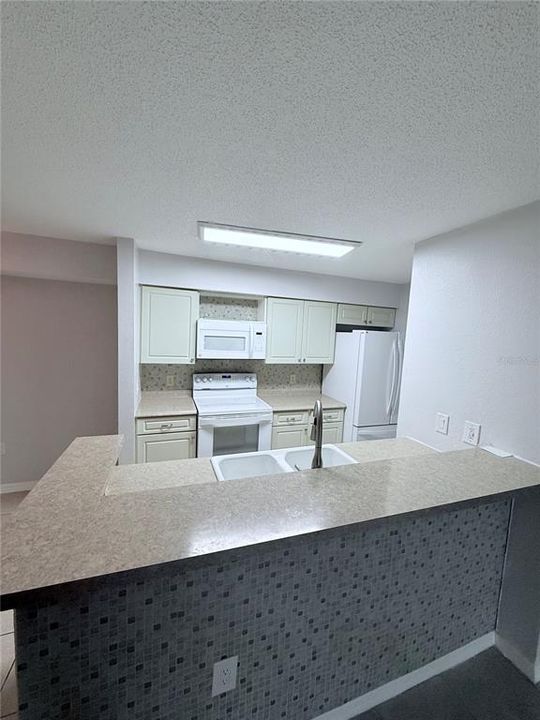 合同活跃: $1,900 (3 贝兹, 2 浴室, 1274 平方英尺)