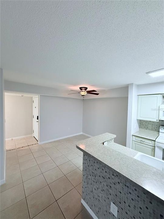 合同活跃: $1,900 (3 贝兹, 2 浴室, 1274 平方英尺)