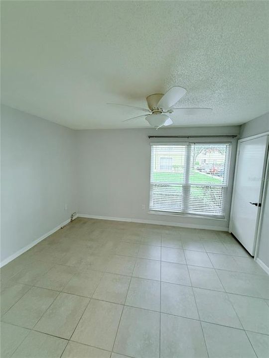 合同活跃: $1,900 (3 贝兹, 2 浴室, 1274 平方英尺)