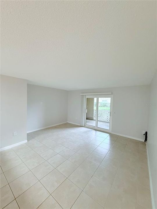 合同活跃: $1,900 (3 贝兹, 2 浴室, 1274 平方英尺)