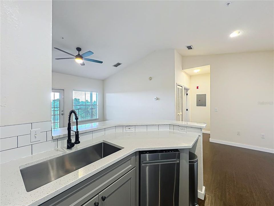 Activo con contrato: $164,995 (1 camas, 1 baños, 713 Pies cuadrados)