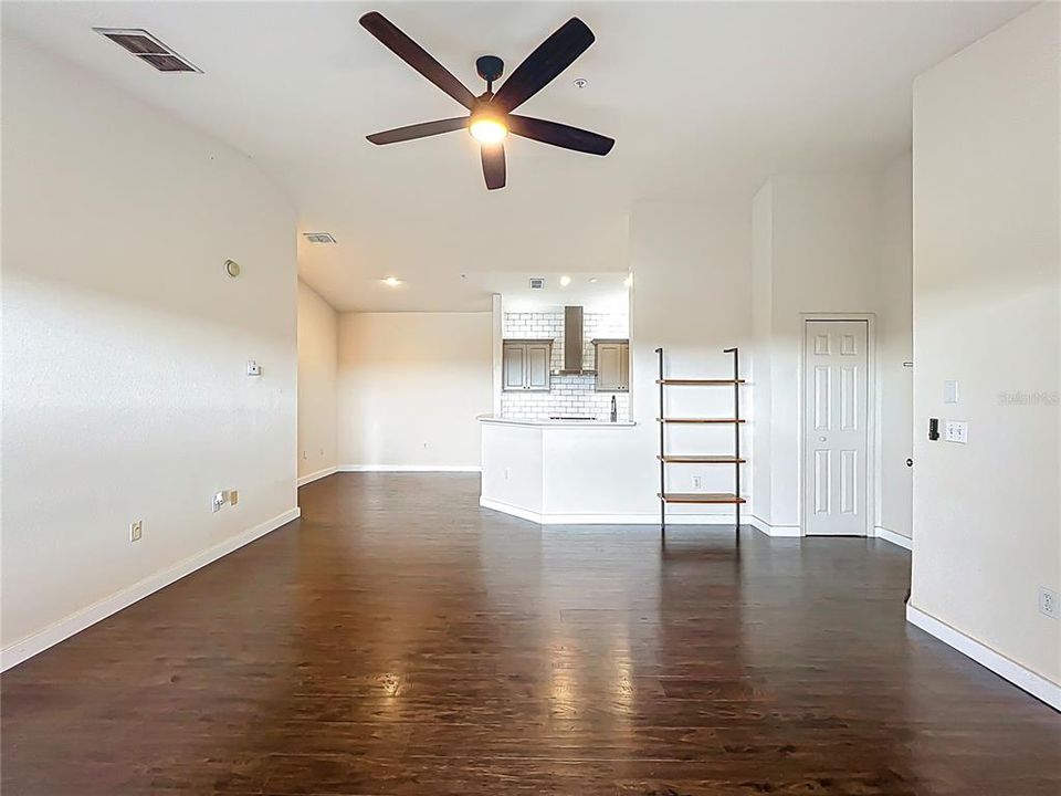 Activo con contrato: $164,995 (1 camas, 1 baños, 713 Pies cuadrados)