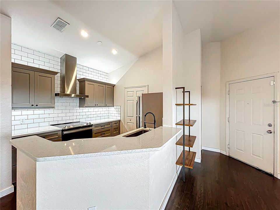 Activo con contrato: $164,995 (1 camas, 1 baños, 713 Pies cuadrados)