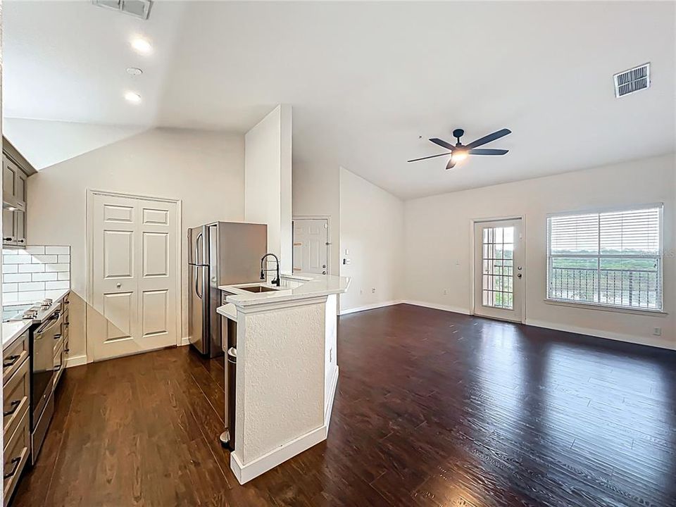 Activo con contrato: $164,995 (1 camas, 1 baños, 713 Pies cuadrados)