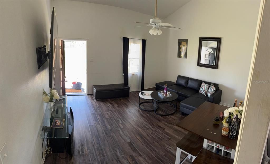 For Sale: $275,000 (3 beds, 1 baths, 896 Square Feet)