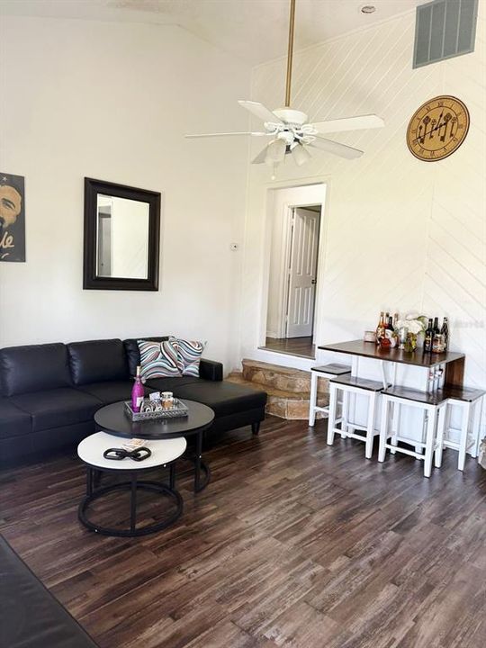 For Sale: $275,000 (3 beds, 1 baths, 896 Square Feet)