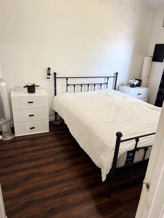 For Sale: $275,000 (3 beds, 1 baths, 896 Square Feet)