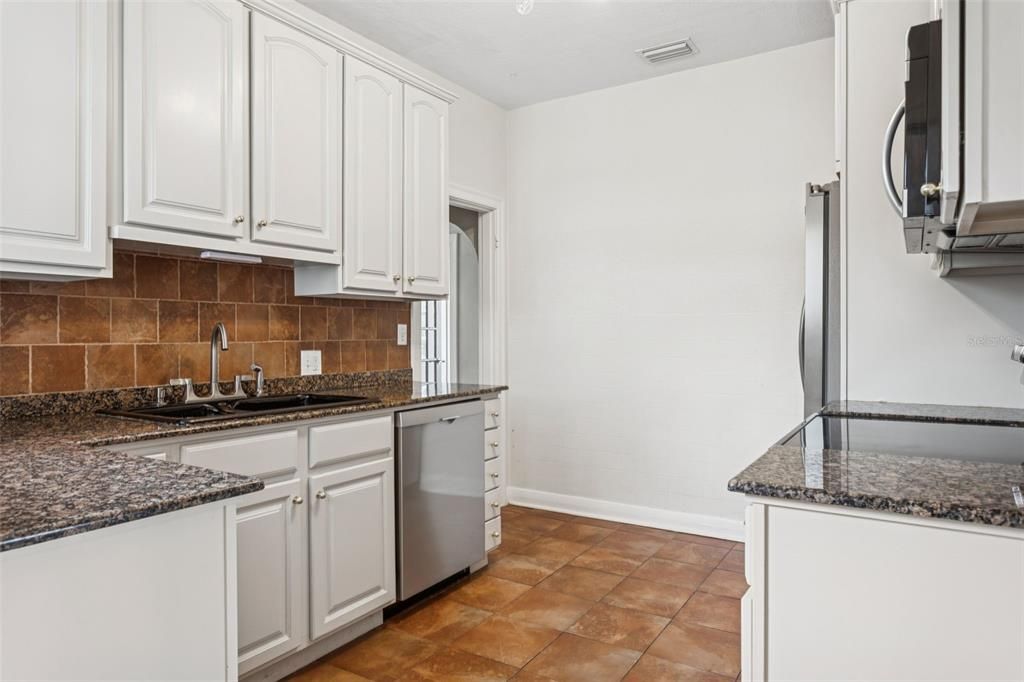 Под контрактом: $825,000 (4 спален, 2 ванн, 1865 Квадратных фут)