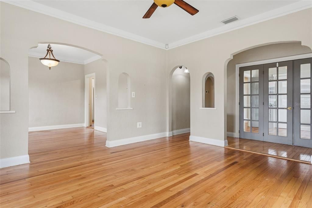 Под контрактом: $825,000 (4 спален, 2 ванн, 1865 Квадратных фут)