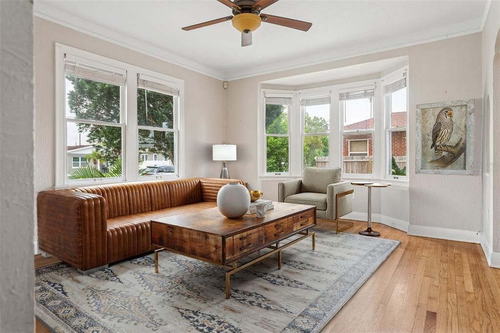 Под контрактом: $825,000 (4 спален, 2 ванн, 1865 Квадратных фут)