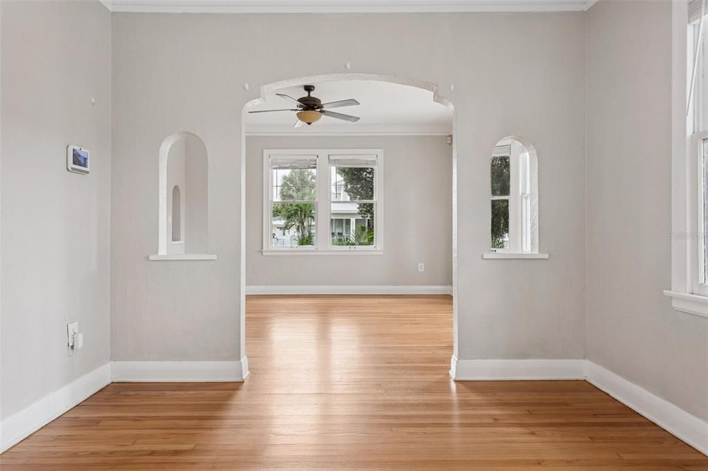 Под контрактом: $825,000 (4 спален, 2 ванн, 1865 Квадратных фут)