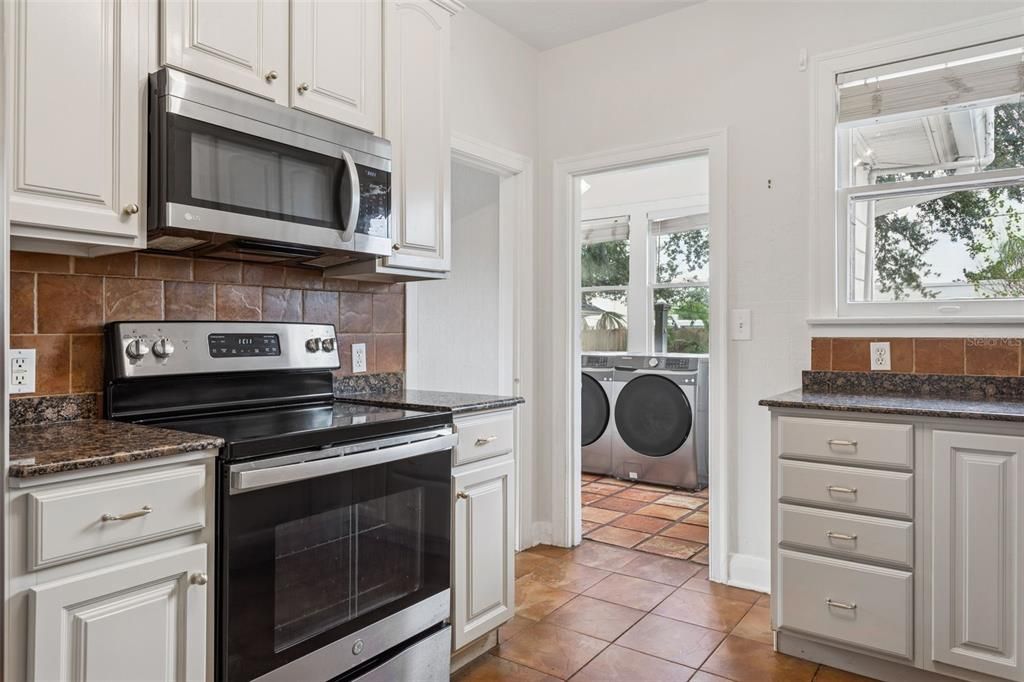 Под контрактом: $825,000 (4 спален, 2 ванн, 1865 Квадратных фут)