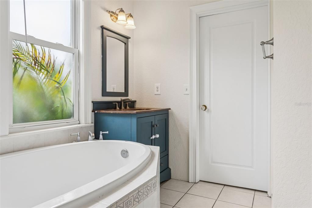 Под контрактом: $825,000 (4 спален, 2 ванн, 1865 Квадратных фут)