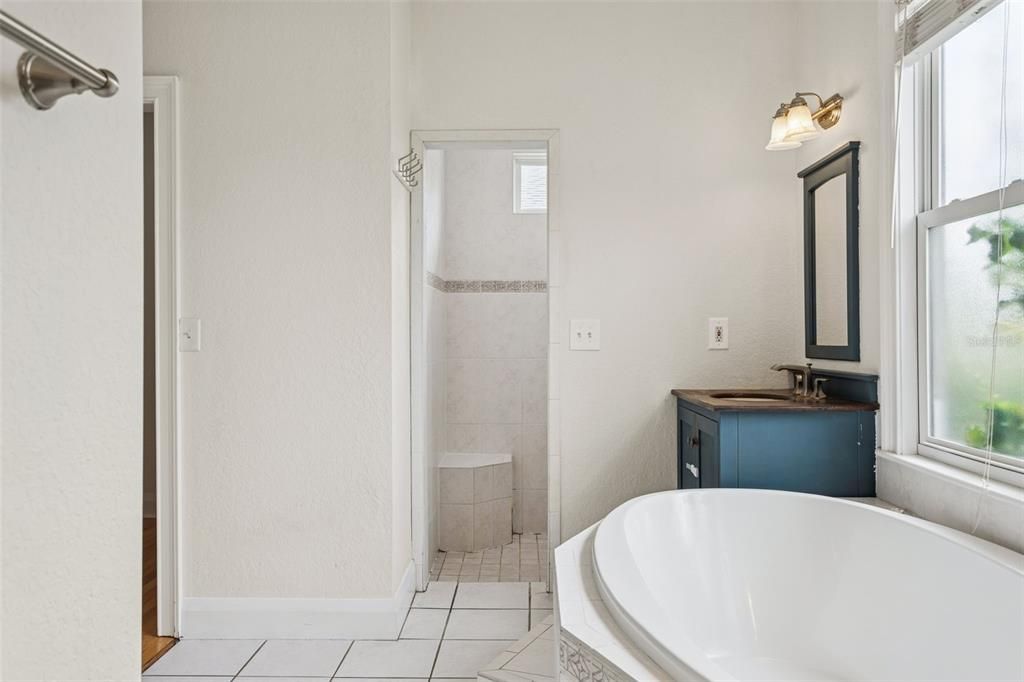 Под контрактом: $825,000 (4 спален, 2 ванн, 1865 Квадратных фут)