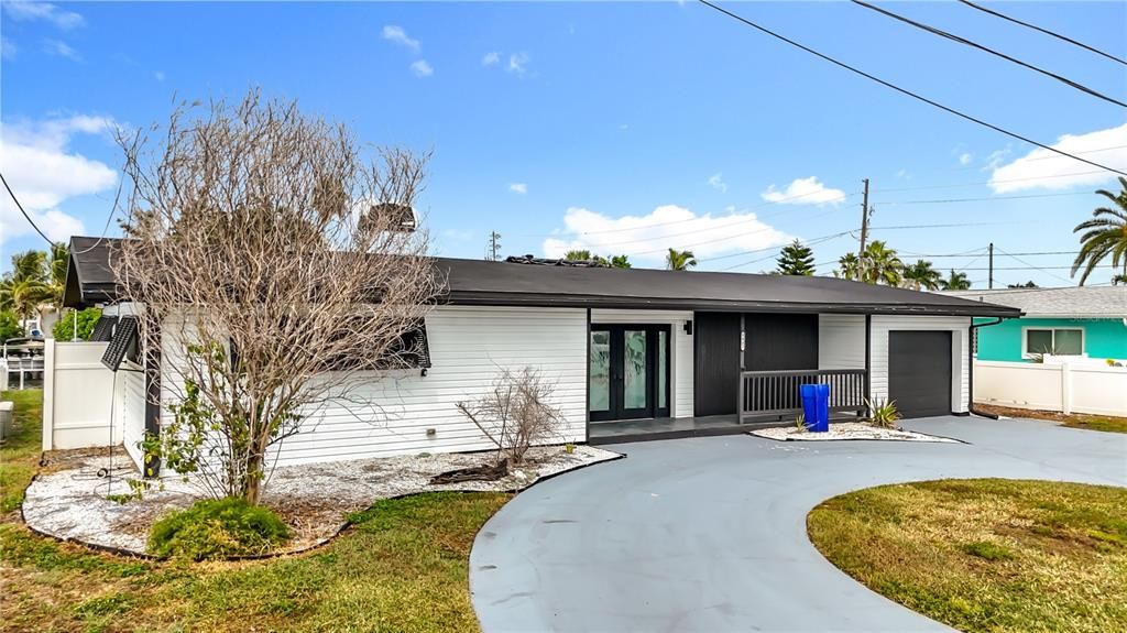 Active With Contract: $4,100 (3 beds, 3 baths, 1548 Square Feet)