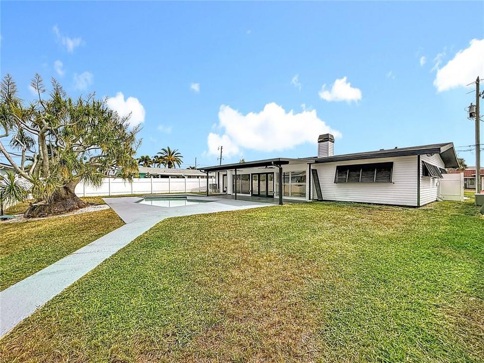 Active With Contract: $4,100 (3 beds, 3 baths, 1548 Square Feet)