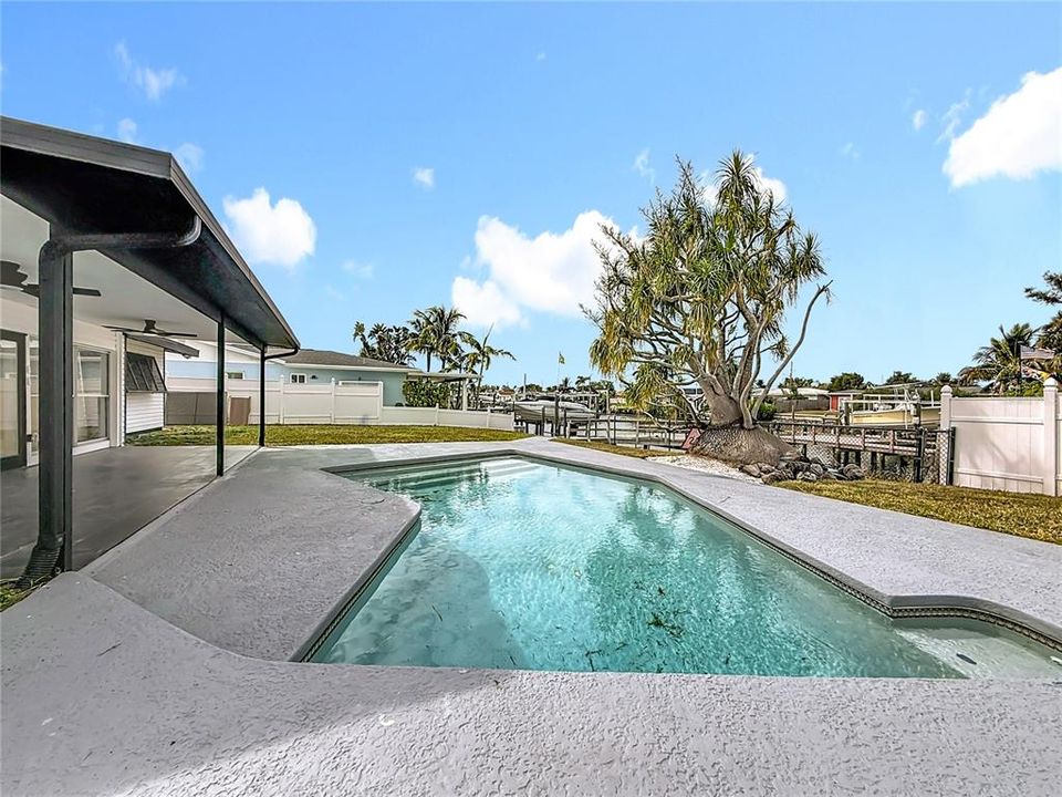 Active With Contract: $4,100 (3 beds, 3 baths, 1548 Square Feet)