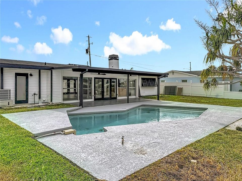 Active With Contract: $4,100 (3 beds, 3 baths, 1548 Square Feet)