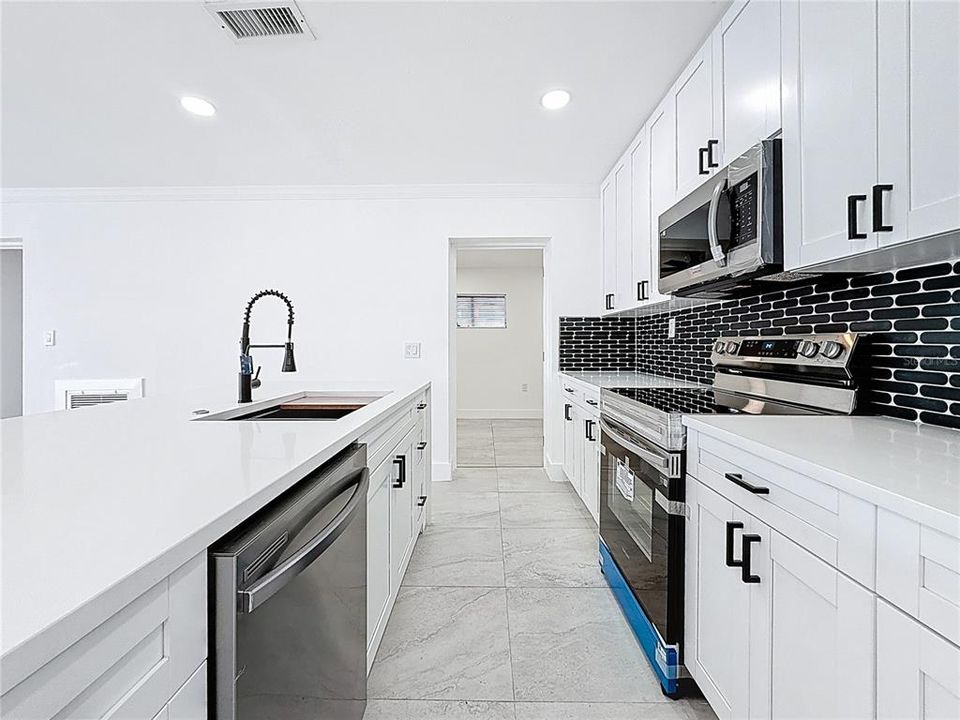 Active With Contract: $4,100 (3 beds, 3 baths, 1548 Square Feet)