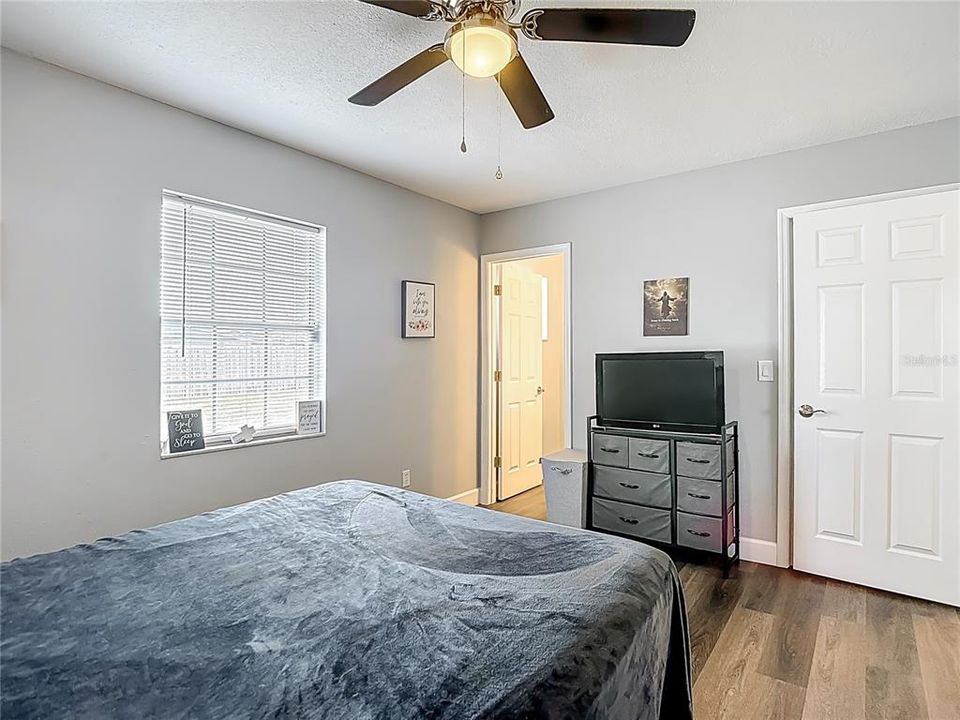 For Sale: $239,500 (2 beds, 1 baths, 943 Square Feet)