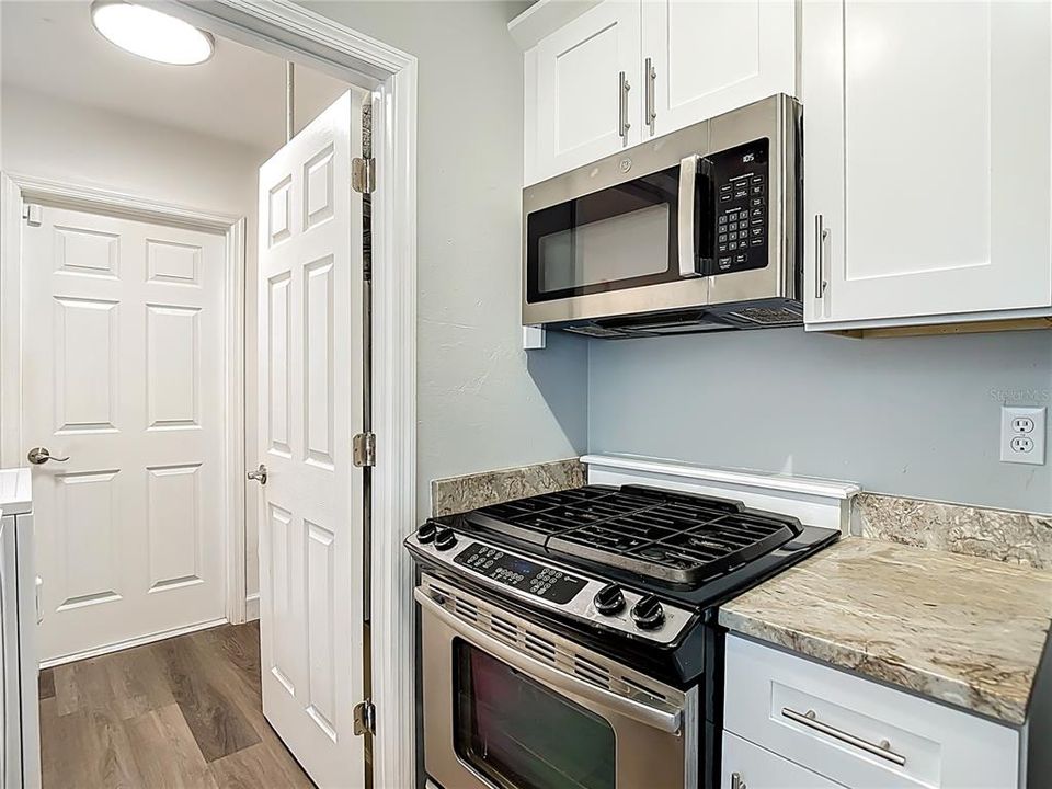 For Sale: $239,500 (2 beds, 1 baths, 943 Square Feet)