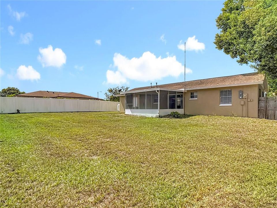 For Sale: $239,500 (2 beds, 1 baths, 943 Square Feet)