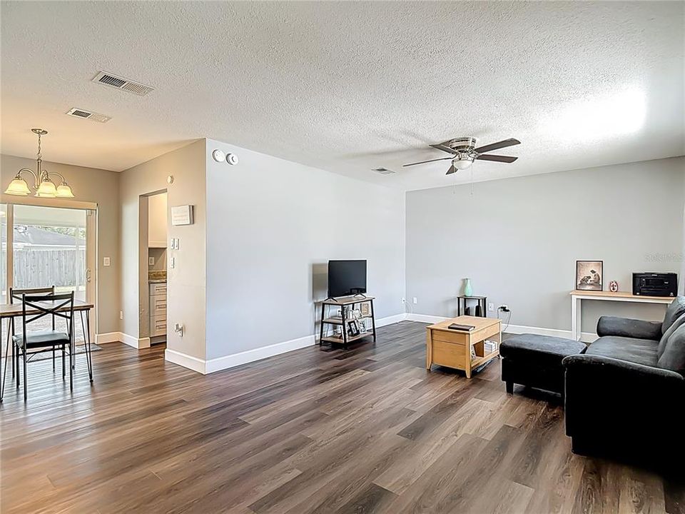 For Sale: $239,500 (2 beds, 1 baths, 943 Square Feet)