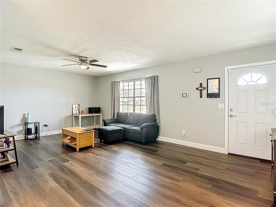 For Sale: $239,500 (2 beds, 1 baths, 943 Square Feet)