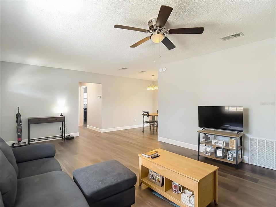 For Sale: $239,500 (2 beds, 1 baths, 943 Square Feet)