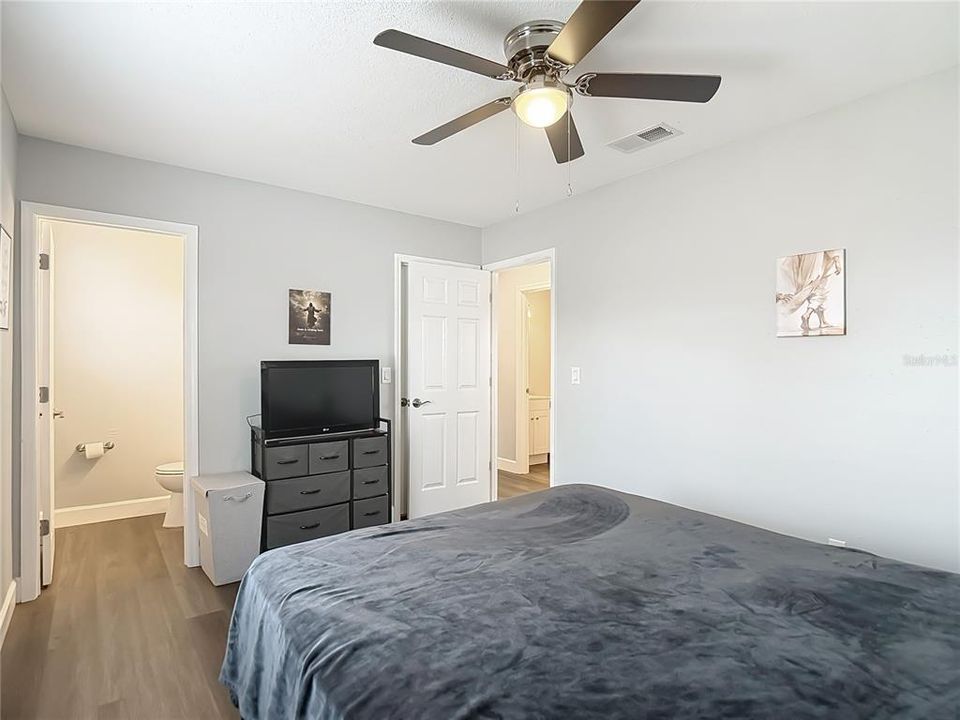 For Sale: $239,500 (2 beds, 1 baths, 943 Square Feet)