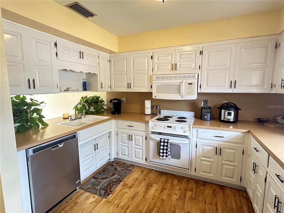 待售: $238,500 (2 贝兹, 2 浴室, 1634 平方英尺)