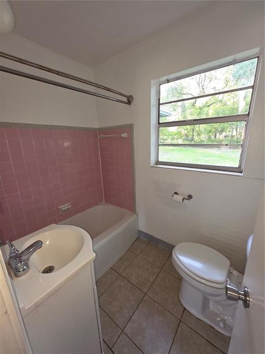 For Rent: $1,350 (3 beds, 1 baths, 1076 Square Feet)